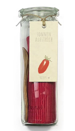Geschirrtuch rot mit Rezeptanhänger „Tomatenaufstrich“ und kleinem Holzlöffel im Weckglas